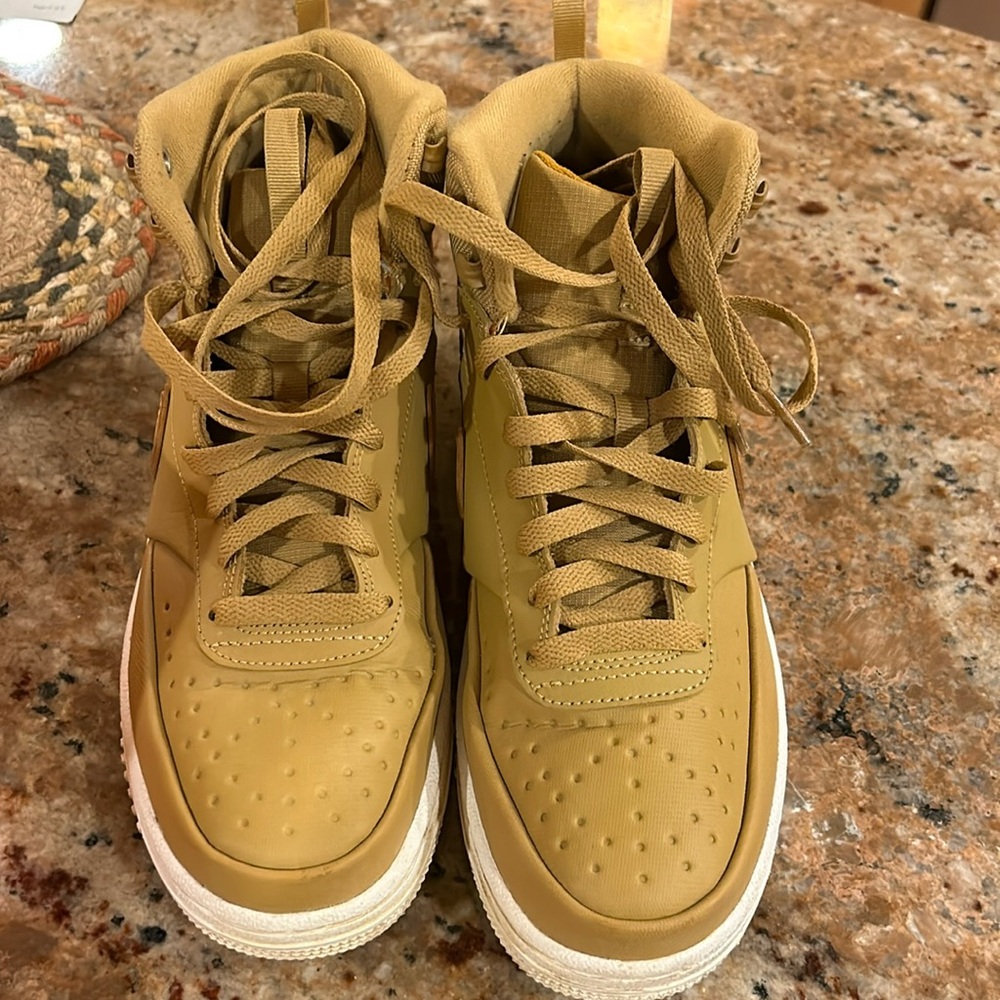 NIKE basketball 3/4 high shoes size 8.5